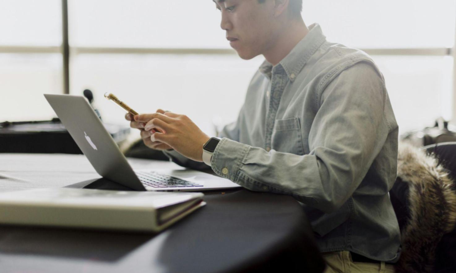 Herramientas financieras y calculadora sobre documentos de análisis