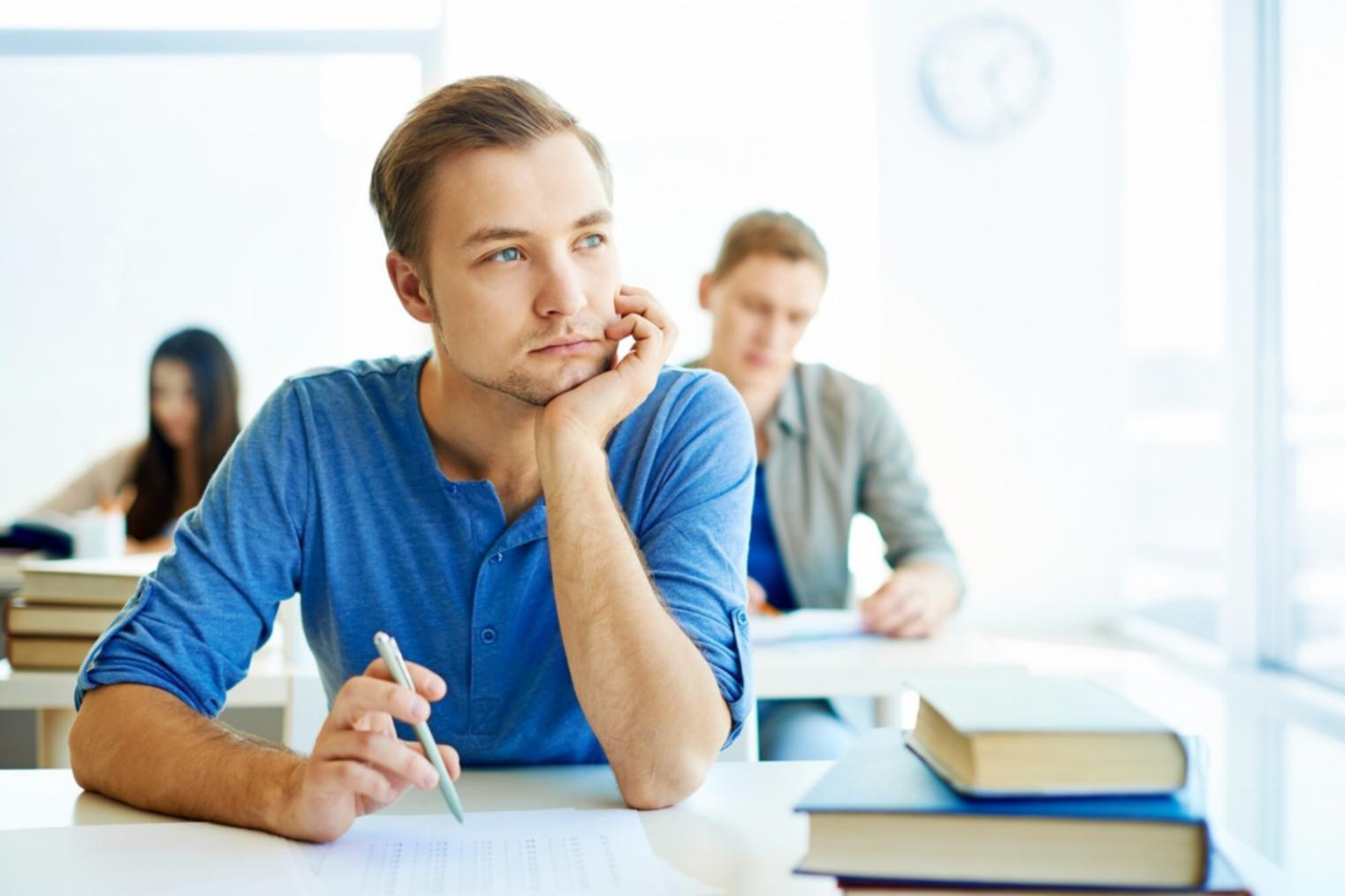 Estudiante trabajando con herramientas financieras digitales